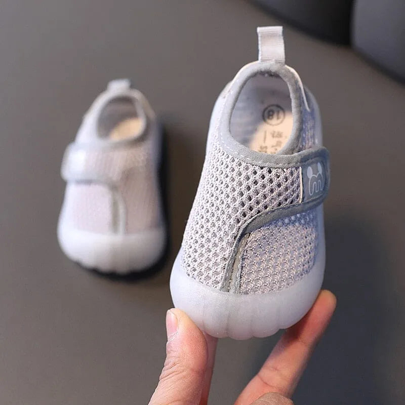 AirSteps Criativae - 足がむれない通気メッシュのベビーシューズ