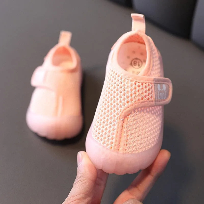 AirSteps Criativae - 足がむれない通気メッシュのベビーシューズ